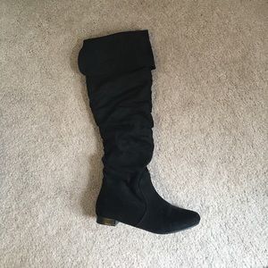 ➰ Black over the knee boots